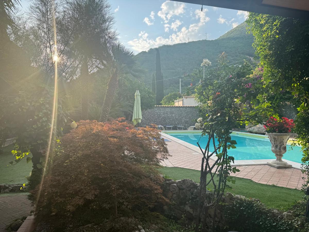 Vista generica sulle montagne o vista sulle montagne dall'interno del bed & breakfast