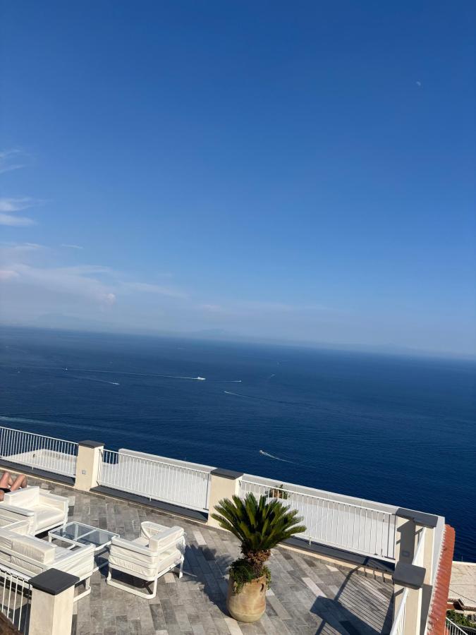 Vista generica sul mare o vista sul mare dall'interno dell'affittacamere