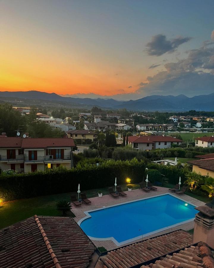 Vista generica sulle montagne o vista sulle montagne dall'interno del bed & breakfast