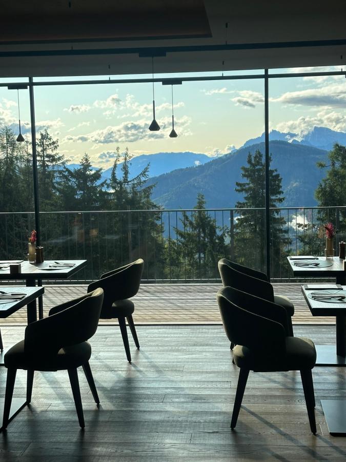 Vista generica sulle montagne o vista sulle montagne dall'interno dell'hotel