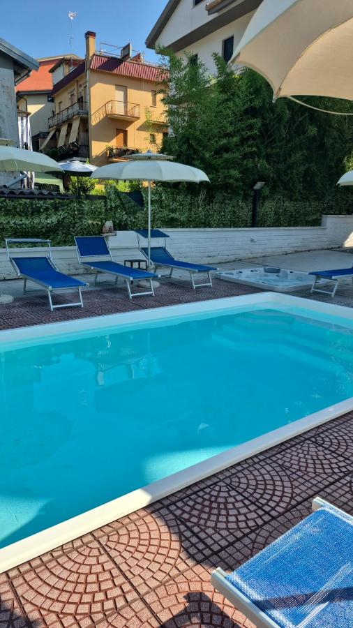 Piscina di Hotel Erika o nelle vicinanze