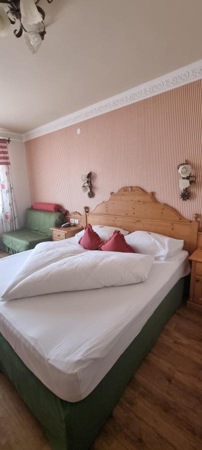 Letto o letti in una camera di PALMENGARTEN Hotel Gstör