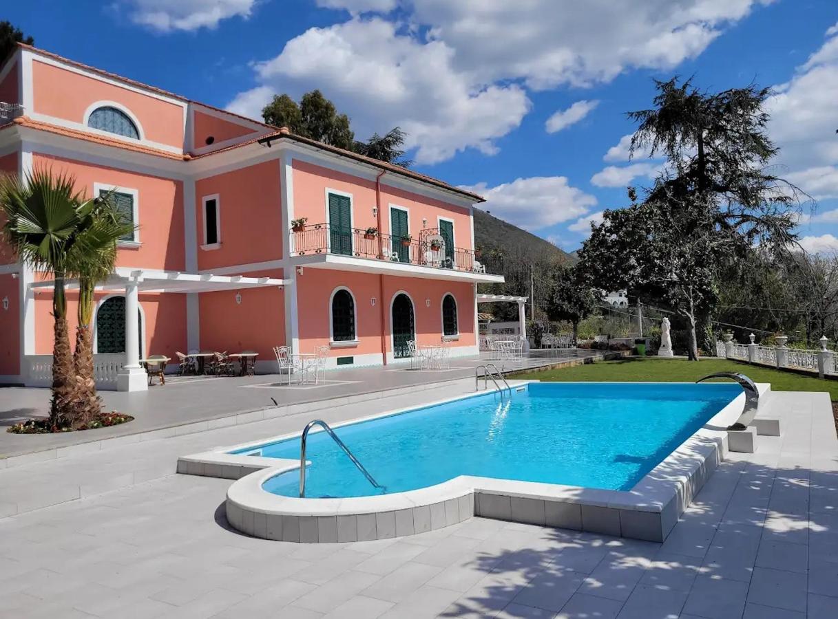 Piscina di VILLA ESMERALDA o nelle vicinanze