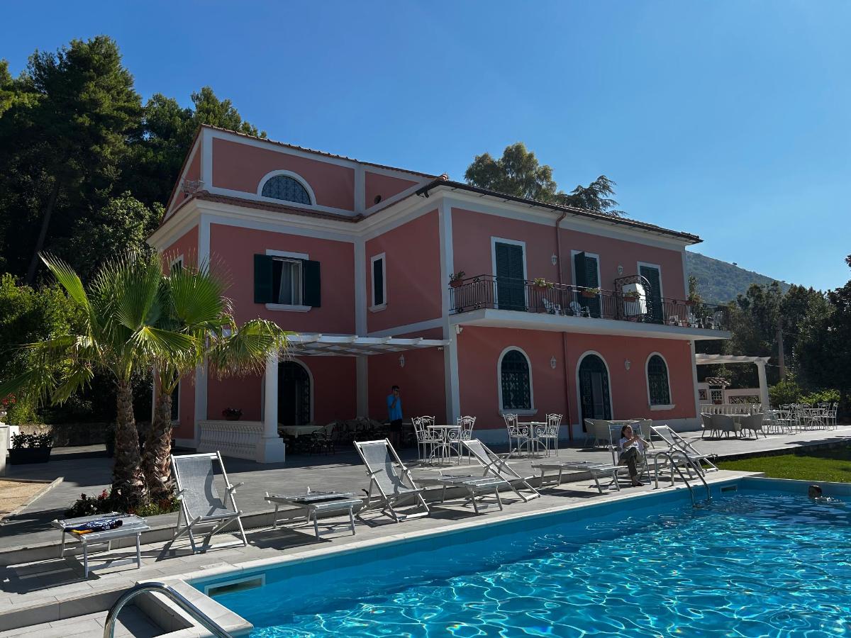 Piscina di VILLA ESMERALDA o nelle vicinanze