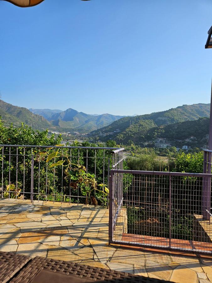 Vista generica sulle montagne o vista sulle montagne dall'interno dell'affittacamere