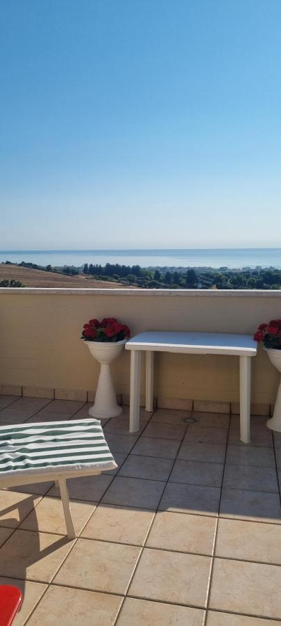 Vista generica sul mare o vista sul mare dall'interno del bed & breakfast