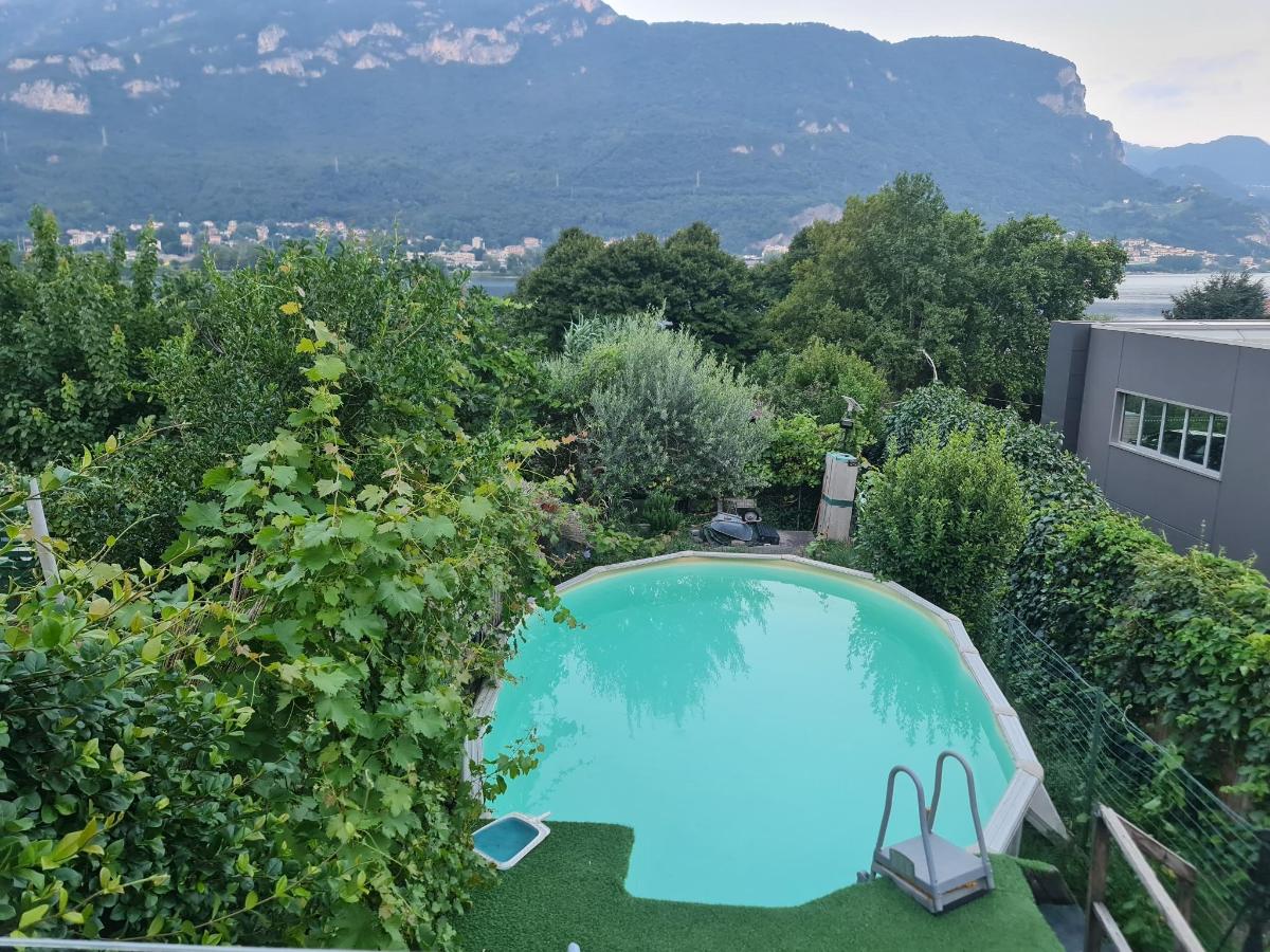 Vista generica sulle montagne o vista sulle montagne dall'interno dell'appartamento