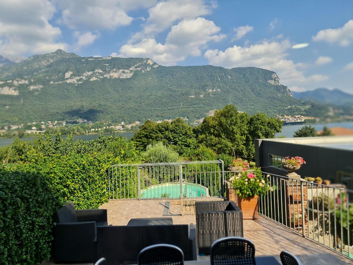 Vista generica sulle montagne o vista sulle montagne dall'interno dell'appartamento