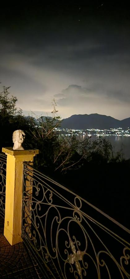 Vista generica sulle montagne o vista sulle montagne dall'interno del bed & breakfast