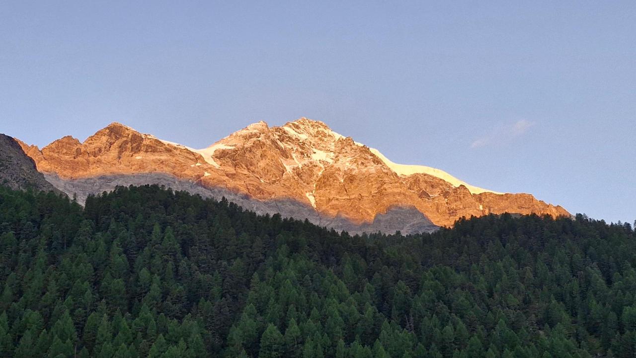 Vista generica sulle montagne o vista sulle montagne dall'interno dell'hotel