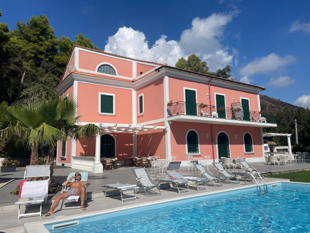 Piscina di VILLA ESMERALDA o nelle vicinanze