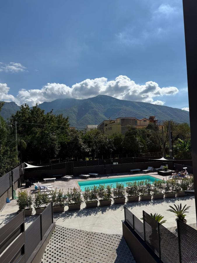 Vista generica sulle montagne o vista sulle montagne dall'interno dell'affittacamere