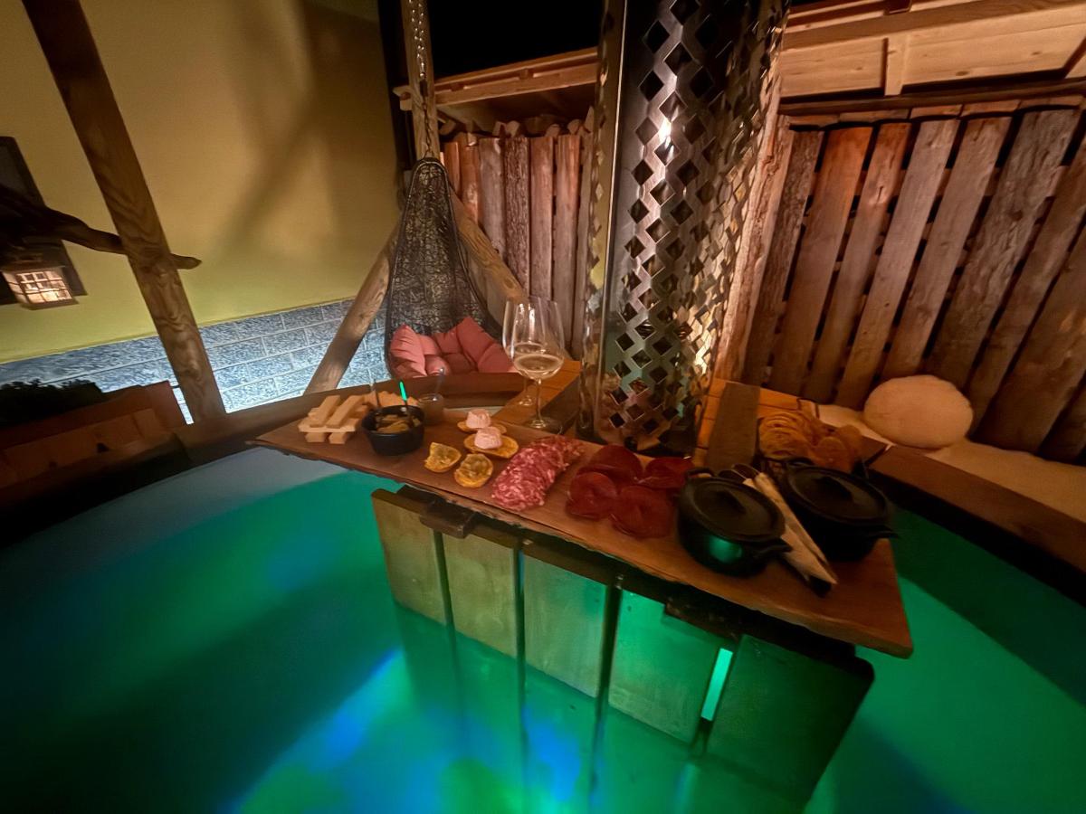 Piscina di Romantiche Orobie B&B o nelle vicinanze