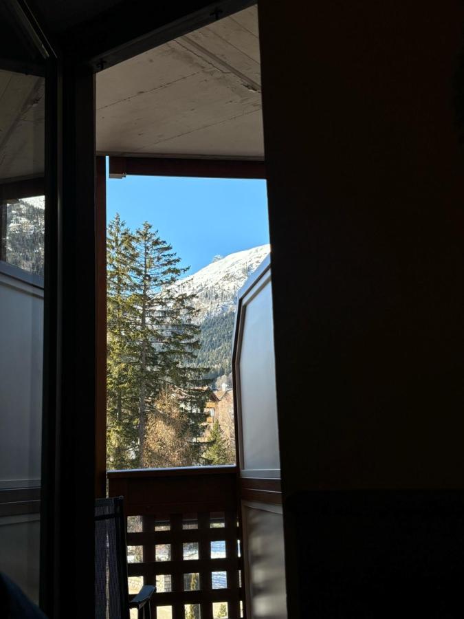 Vista generica sulle montagne o vista sulle montagne dall'interno dell'hotel