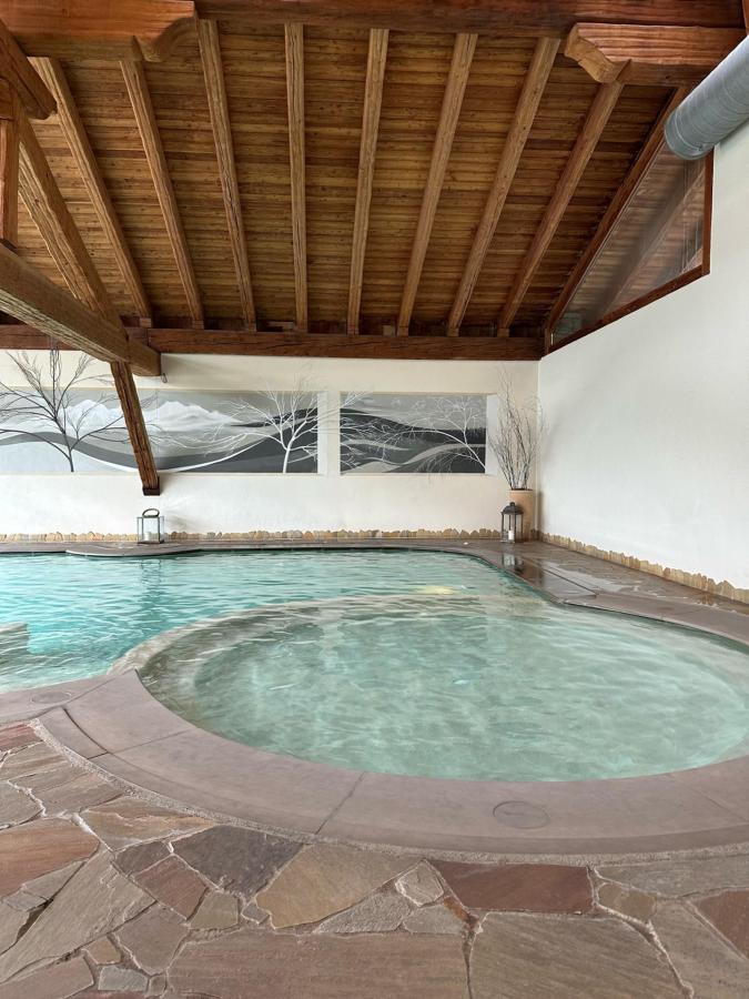 Piscina di Au Coeur Des Neiges Resort SPA & FREE E-BIKE o nelle vicinanze
