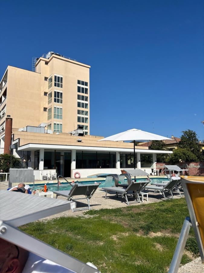 Piscina di Hotel Firenze o nelle vicinanze