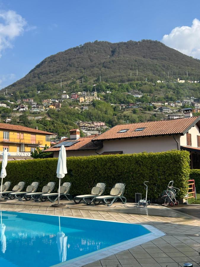 Vista generica sulle montagne o vista sulle montagne dall'interno dell'aparthotel