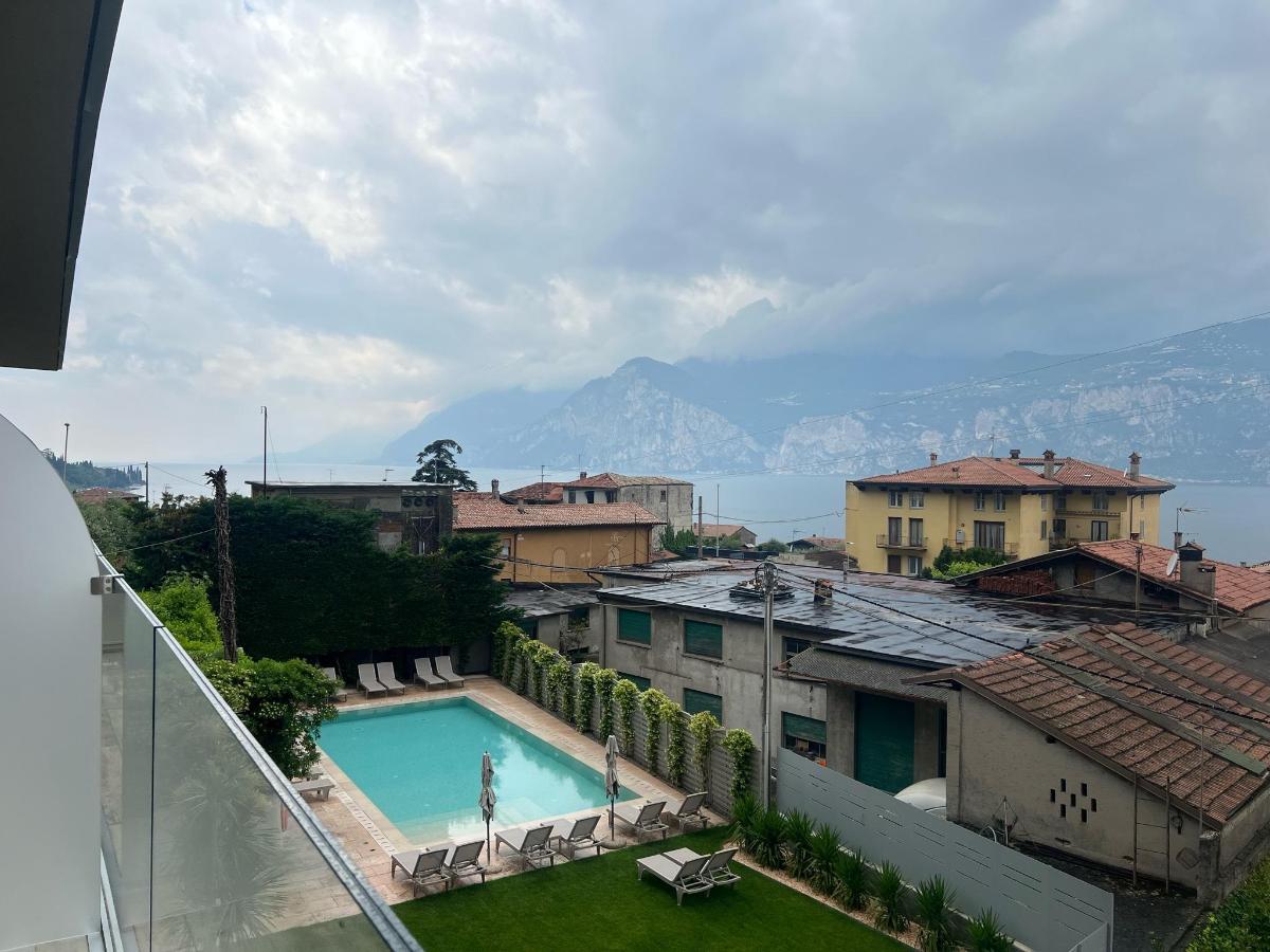 Vista generica sulle montagne o vista sulle montagne dall'interno dell'hotel