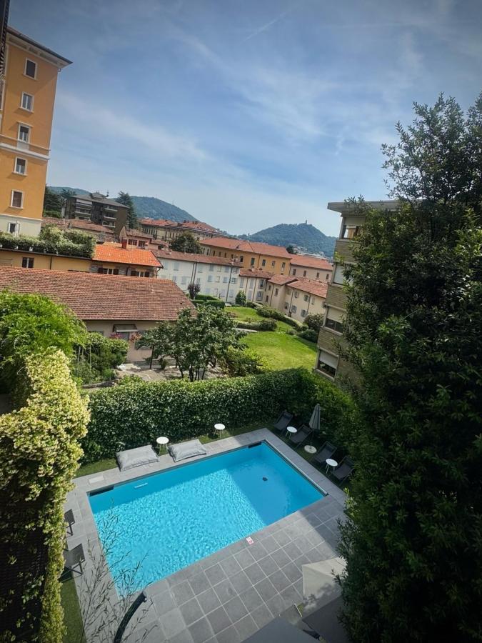 Piscina di Le Stanze del Lago Suites & Pool o nelle vicinanze