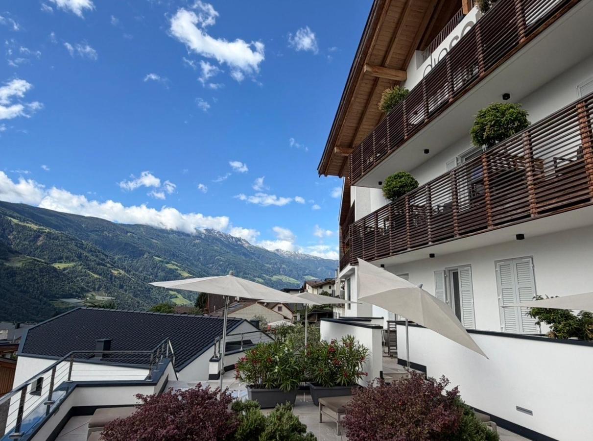 Vista generica sulle montagne o vista sulle montagne dall'interno dell'hotel