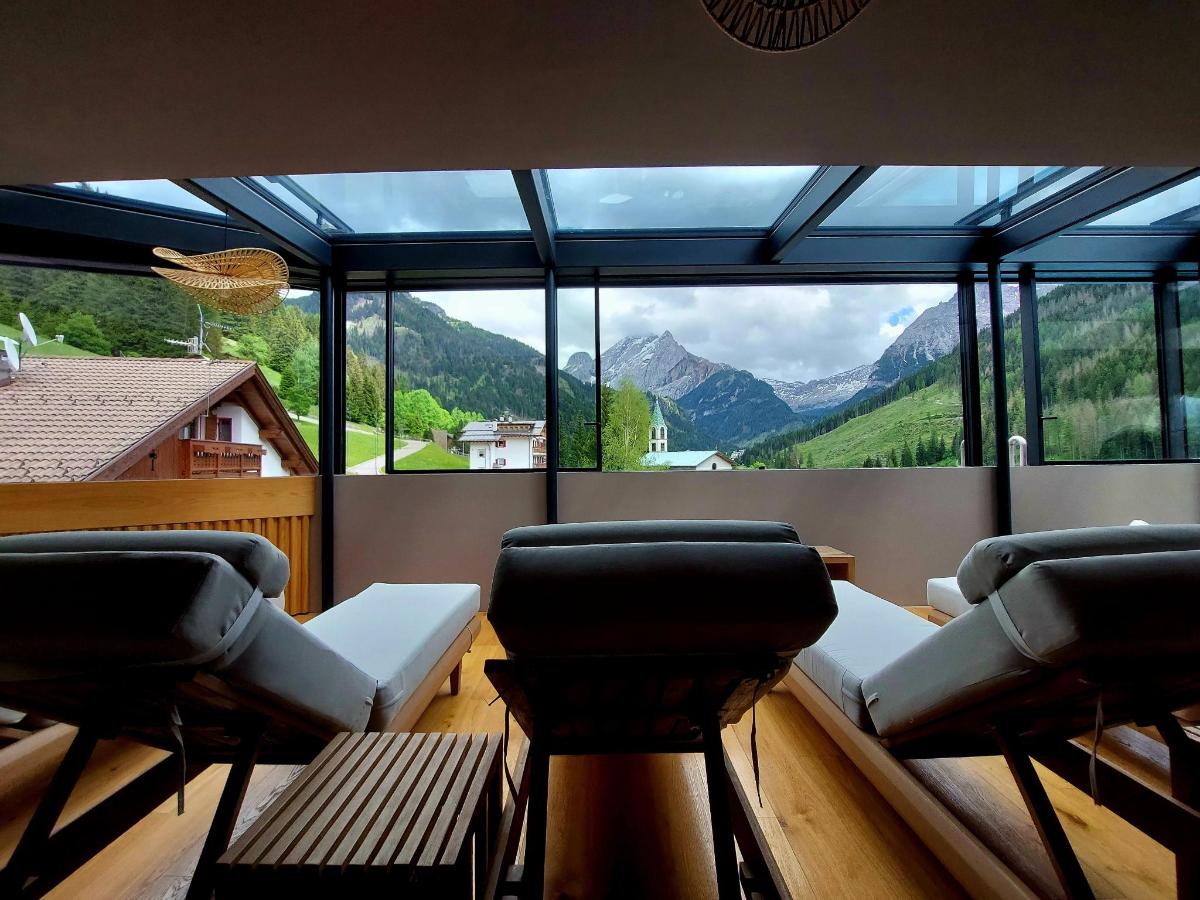 Vista generica sulle montagne o vista sulle montagne dall'interno dell'hotel