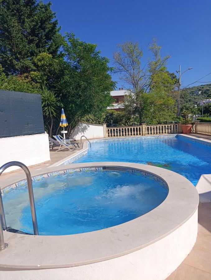 Piscina di Hotel Pineta o nelle vicinanze