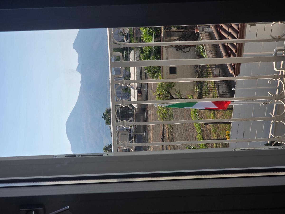 Vista generica sulle montagne o vista sulle montagne dall'interno del bed & breakfast