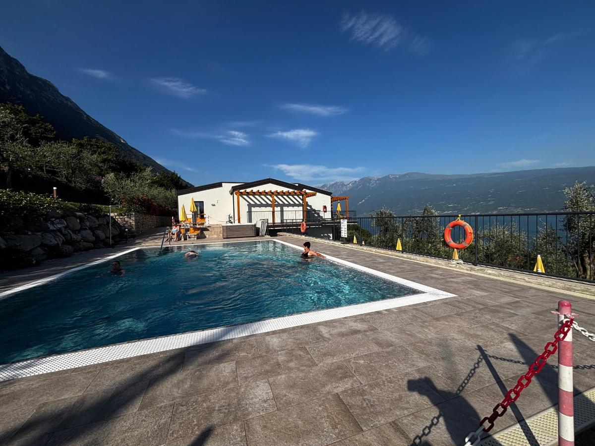 Piscina di Residence Dany appartamenti con cucina vista lago piscina e parcheggio o nelle vicinanze