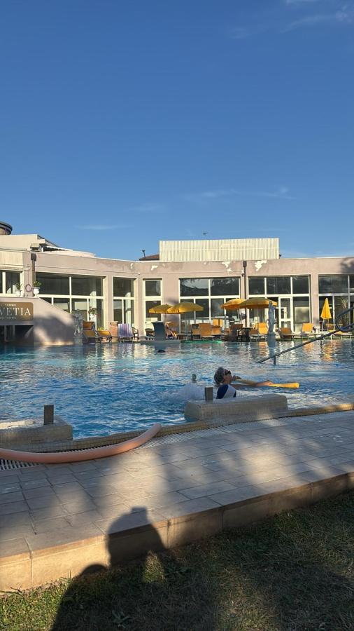 Piscina di Hotel Terme Helvetia o nelle vicinanze