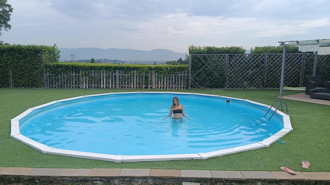 Piscina di B&B Villa Le Farnete o nelle vicinanze
