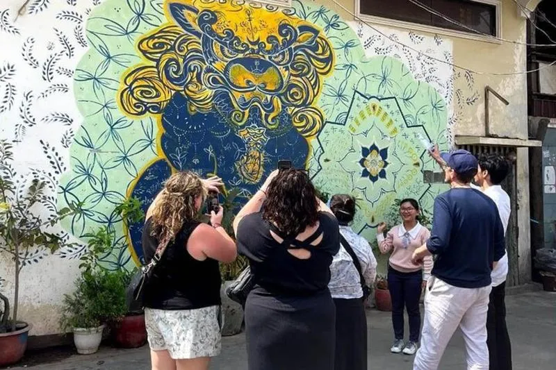Quick Escape: Phnom Penh Hidden Market, Breakfasts & Street Art by Tuk Tuk