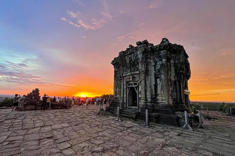 Top reviewed rating tour: Angkor Wat Small Group Tour and Sunset with Lunch Included | 5 rating