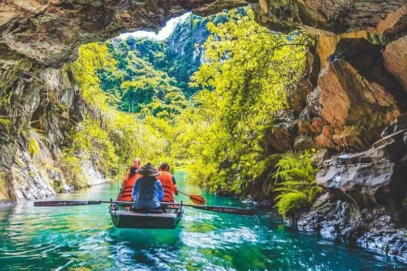 Featured tour with 12 reviews: NINH BINH MEMORABLE DAY: Hoa Lu, Mua Cave, boat trip Tam Coc, Trang An optional