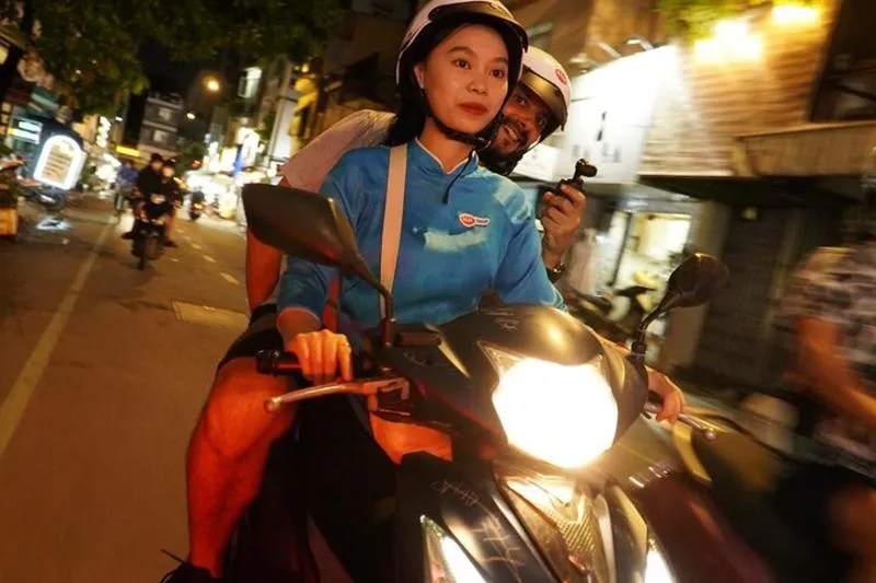 Quick Escape: Ho Chi Minh Night Tour by Motorbikes with Female Rider | KissTour
