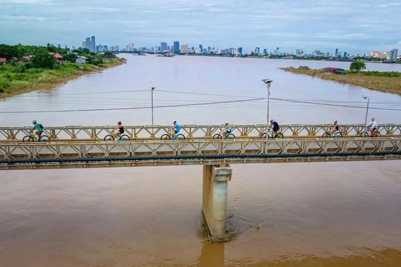 Phnom Penh Silk Island Bike Tour/ E-Bike or Tuk Tuk
