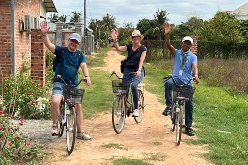 Siem Reap: Morning Bike Tours with Local Market & Lunch by Booking from 21 USD