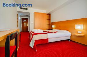 Gallery image of Super 8 By Wyndham Waldorf