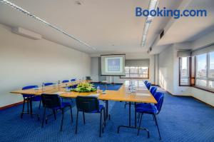 Gallery image of Super 8 By Wyndham Waldorf