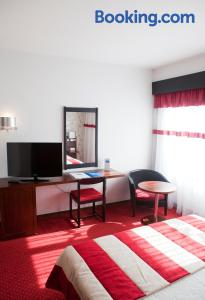 Gallery image of Super 8 By Wyndham Waldorf