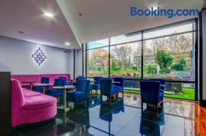 Gallery image of Super 8 By Wyndham Waldorf