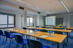 Gallery image of Super 8 By Wyndham Waldorf