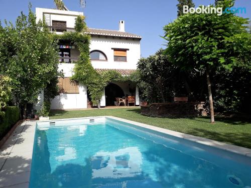 Buena ubicación con piscina en Restábal y vistas