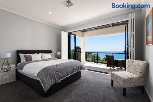 Drie slaapkamers app in Coolum Beach, met internet