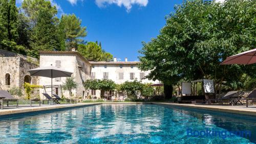 Komfortable Wohnung in Grasse. Pool und Terrasse