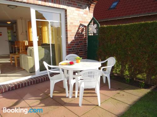 Idéal pour 5 personnes ou plus!. Terrasse et internet!.