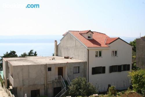 Espaçoso apartamento. Internet e terraço.