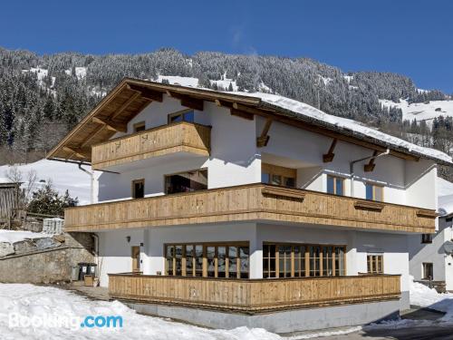 Apartamento em Westendorf. Internet e terraço