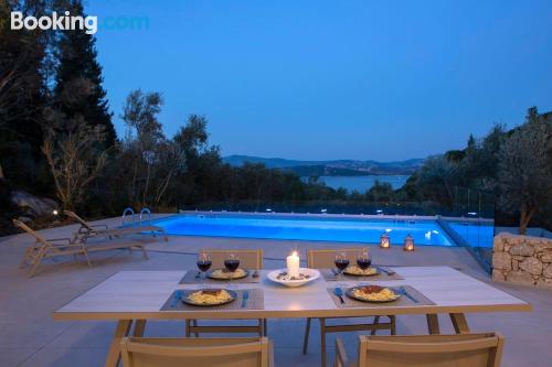 Appartement avec piscine et l'air, en bonne position