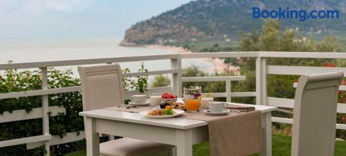 Prático apartamento em Mattinata. Terraço e piscina