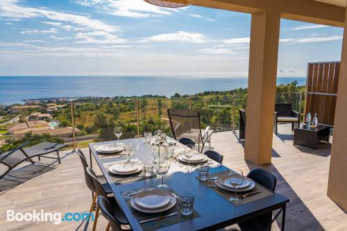 Wohnung mit Terrasse. Mit Kinderbett